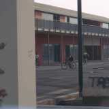 Spesso i bambini giocano fra i locali abbandonati.